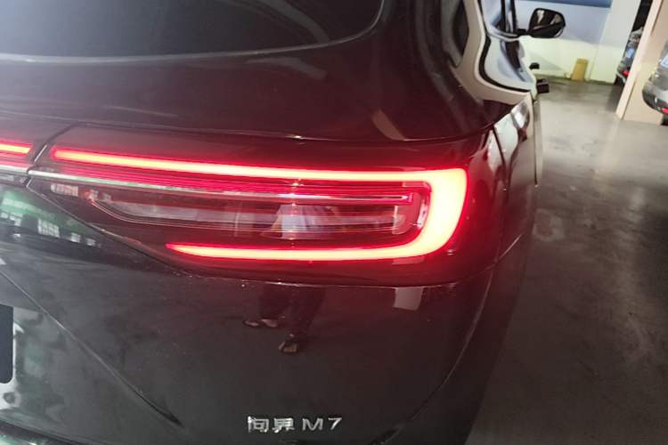 Used Hima AITO M7 2024 1.5T Rear-Drive Plus Version 5 Seats Right Rear Taillight