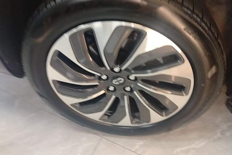 Used Hima AITO M7 2024 1.5T Rear-Drive Plus Version 5 Seats Right Rear Wheel Hub