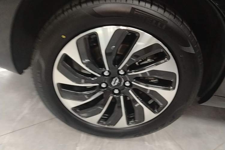 Used Hima AITO M7 2024 1.5T Intelligent Driving Rear-Drive Max Edition 6 Seats Right Rear Wheel Hub