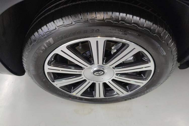 Used Hima AITO M7 2024 1.5T Intelligent Driving Rear-Drive Pro Version 5 Seats Right Rear Wheel Hub