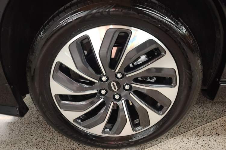 Used Hima AITO M7 2024 1.5T Intelligent Driving 4WD Max Edition 5 Seats Right Rear Wheel Hub