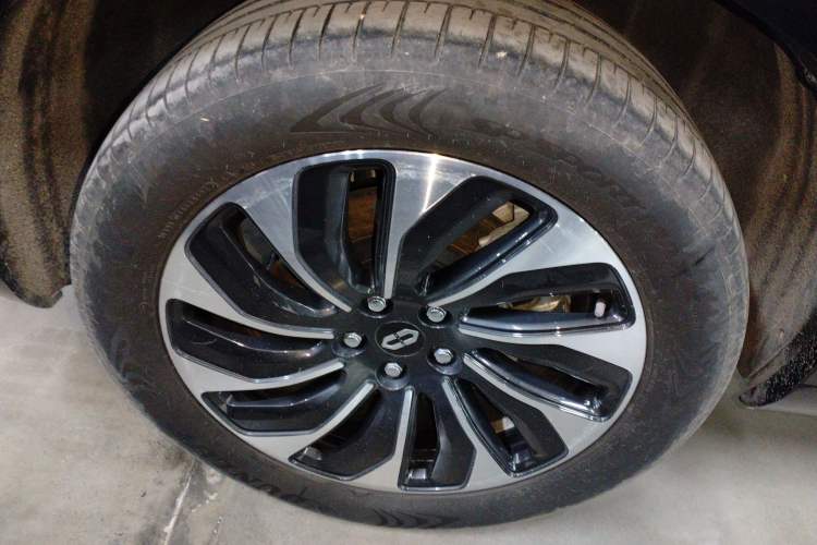 Used Hima AITO M7 2024 1.5T Rear-Drive Plus Version 5 Seats Right Rear Wheel Hub