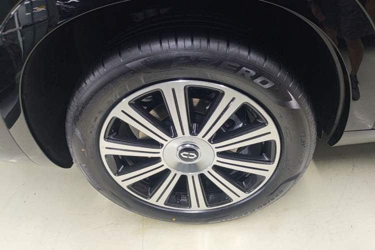 Used Hima AITO M7 2024 1.5T Intelligent Driving Rear-Drive Pro Version 5 Seats Right Rear Wheel Hub