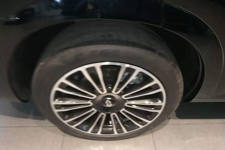 Used Hima AITO M7 2024 1.5T Intelligent Drive Rear-Drive Ultra Version 5 Seats Right Rear Wheel Hub