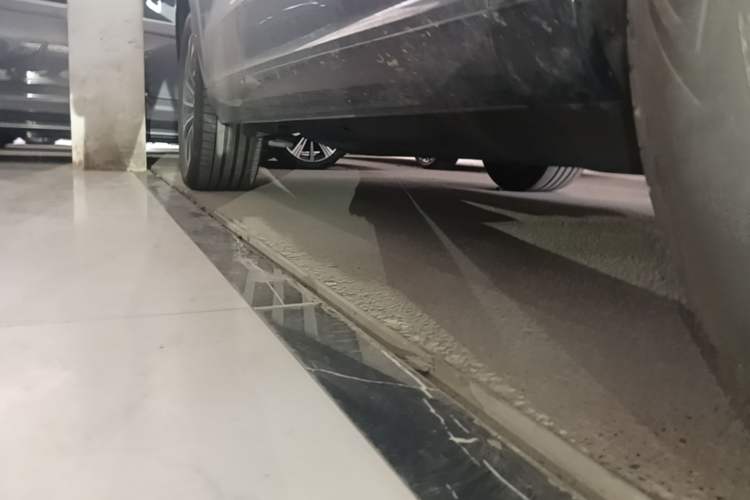 Used Hima AITO M7 2024 1.5T Rear-Drive Plus Version 5 Seats Right Side Sill