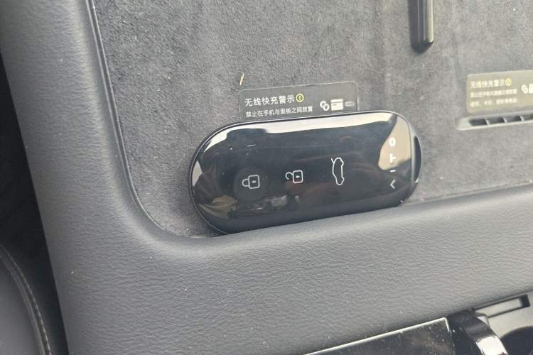 Used Hima AITO M7 2024 1.5T Rear-Drive Plus Version 5 Seats Vehicle Key