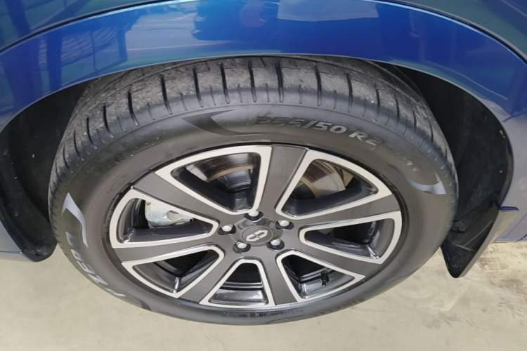 Used Hima AITO M7 2024 1.5T Intelligent Drive Rear-Drive Ultra Version 5 Seats Left Front Wheel Hub