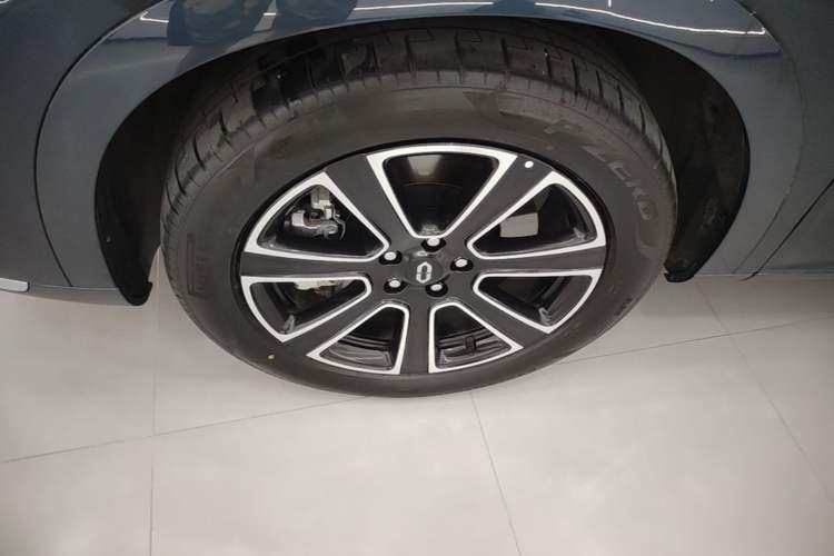 Used Hima AITO M7 2024 1.5T Intelligent Drive Rear-Drive Ultra Version 5 Seats Left Front Wheel Hub