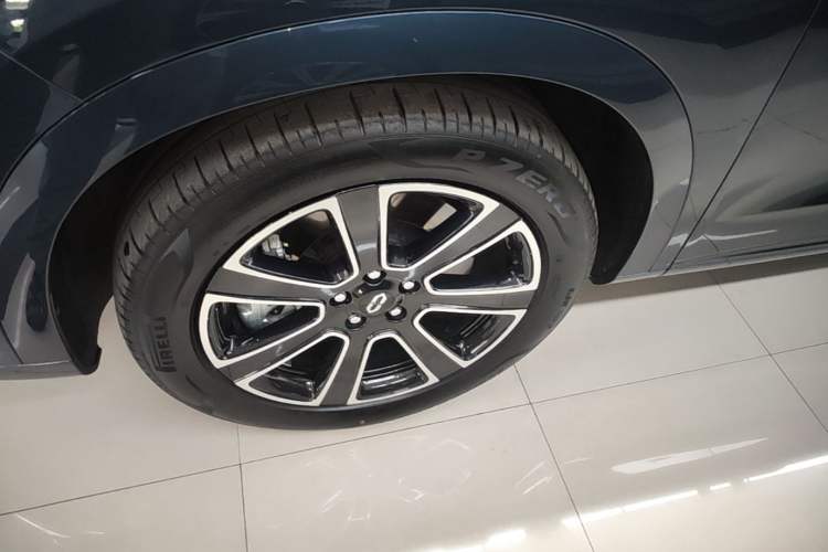 Used Hima AITO M7 2024 1.5T Intelligent Drive Rear-Drive Ultra Version 5 Seats Left Front Wheel Hub