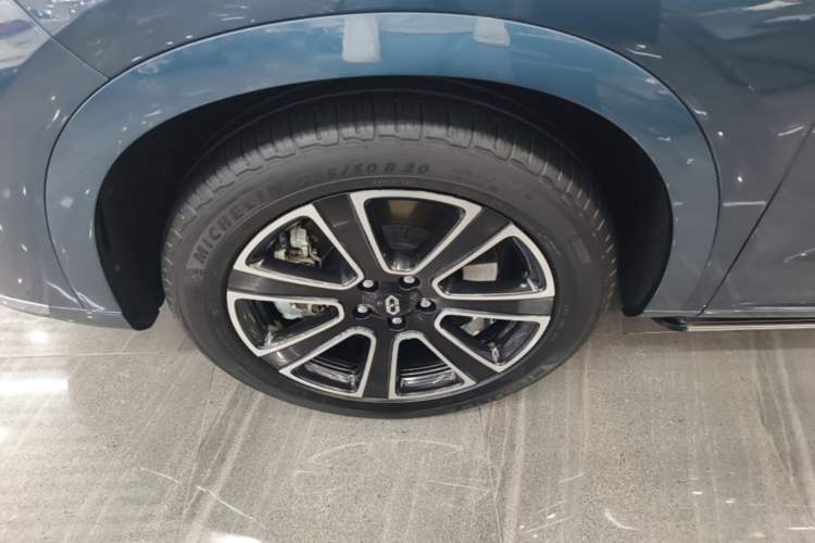 Used Hima AITO M7 2024 1.5T Intelligent Driving 4WD Ultra Version 6 Seats Left Front Wheel Hub