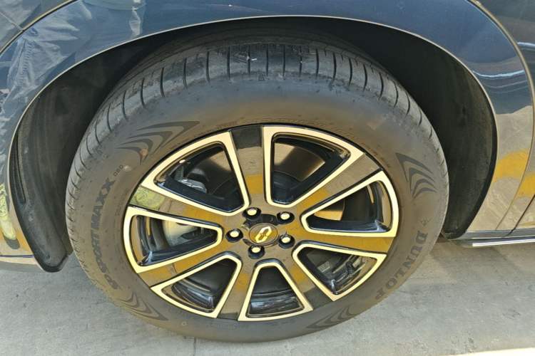 Used Hima AITO M7 2024 1.5T Intelligent Drive Rear-Drive Ultra Version 5 Seats Left Front Wheel Hub