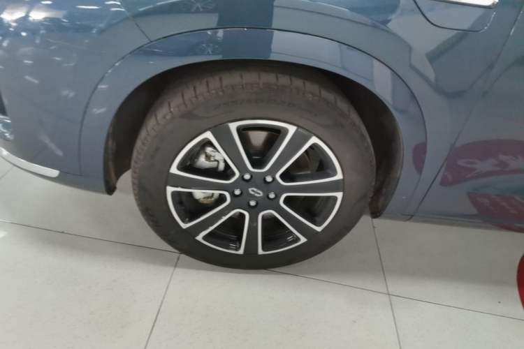 Used Hima AITO M7 2024 1.5T Intelligent Drive Rear-Drive Ultra Version 5 Seats Left Front Wheel Hub