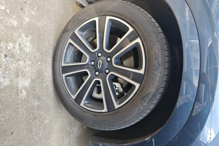 Used Hima AITO M7 2024 1.5T Intelligent Drive Rear-Drive Ultra Version 5 Seats Right Front Wheel Hub