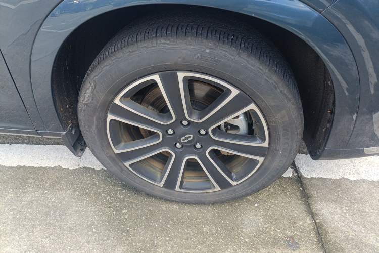 Used Hima AITO M7 2024 1.5T Intelligent Drive Rear-Drive Ultra Version 5 Seats Right Front Wheel Hub