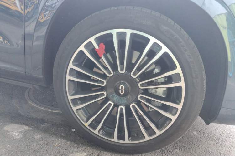 Used Hima AITO M7 2024 1.5T Intelligent Driving 4WD Ultra Version 6 Seats Right Front Wheel Hub