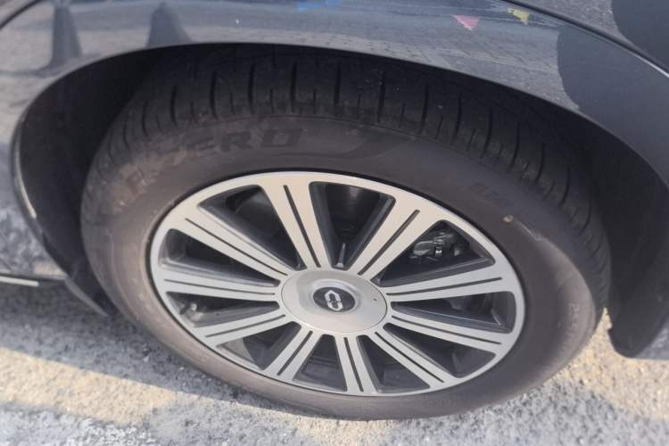 Used Hima AITO M7 2024 1.5T Intelligent Drive Rear-Drive Ultra Version 5 Seats Right Front Wheel Hub