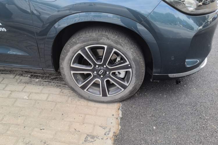 Used Hima AITO M7 2024 1.5T Intelligent Driving 4WD Ultra Version 6 Seats Right Front Wheel Hub