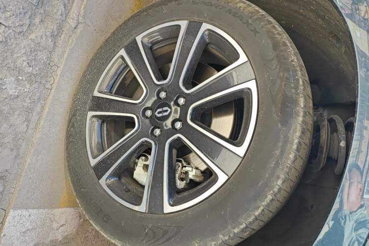 Used Hima AITO M7 2024 1.5T Intelligent Driving 4WD Ultra Version 6 Seats Right Front Wheel Hub