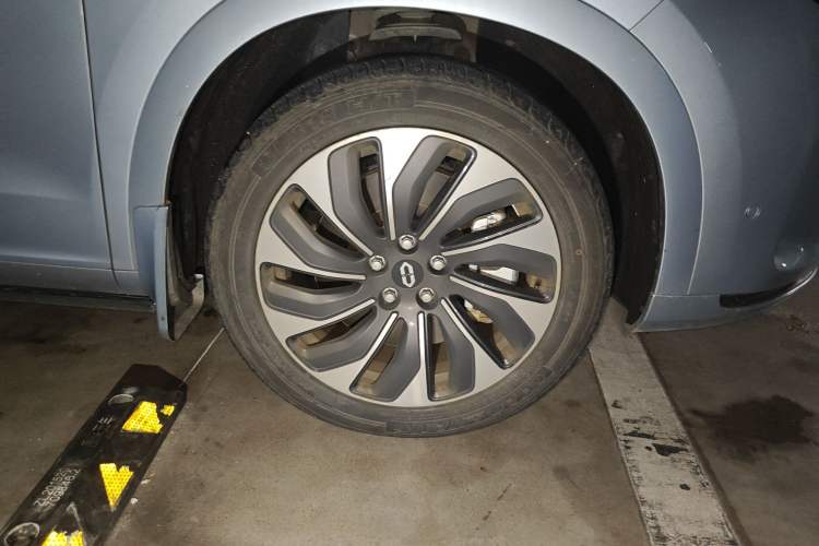 Used Hima AITO M7 2024 1.5T Rear-Drive Plus Version 5 Seats Right Front Wheel Hub