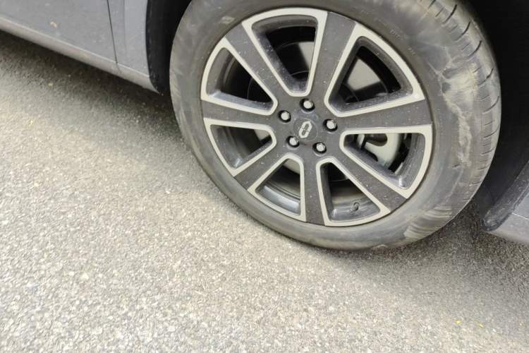 Used Hima AITO M7 2024 1.5T Intelligent Drive Rear-Drive Ultra Version 5 Seats Right Front Wheel Hub