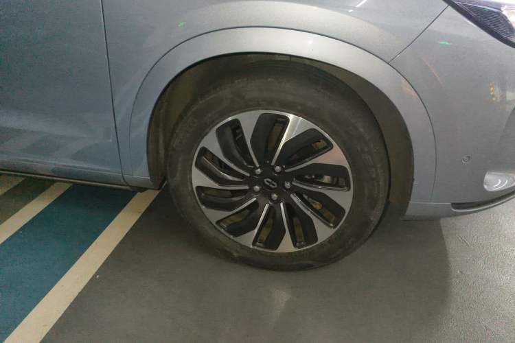Used Hima AITO M7 2024 1.5T Rear-Drive Plus Version 5 Seats Right Front Wheel Hub