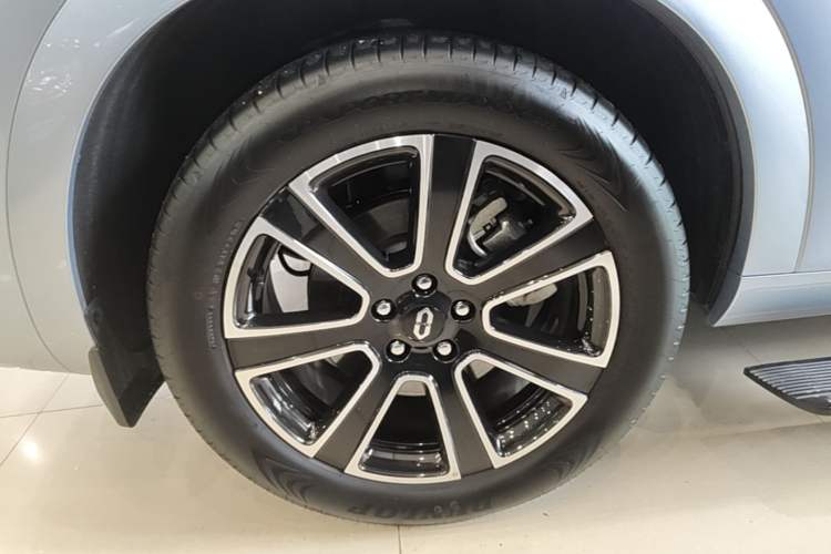 Used Hima AITO M7 2024 1.5T Intelligent Driving Rear-Drive Ultra Version 6 Seats Right Rear Wheel Hub