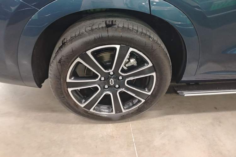 Used Hima AITO M7 2024 1.5T Intelligent Drive Rear-Drive Ultra Version 5 Seats Right Rear Wheel Hub