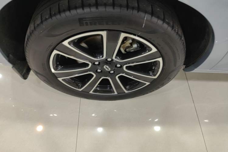 Used Hima AITO M7 2024 1.5T Intelligent Driving All-Wheel Drive Pro Version 5 Seats Ternary Lithium Battery Right Rear Wheel Hub