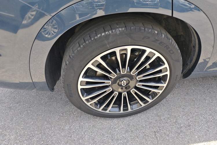 Used Hima AITO M7 2024 1.5T Intelligent Drive Rear-Drive Ultra Version 5 Seats Right Rear Wheel Hub