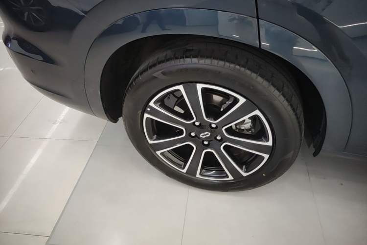 Used Hima AITO M7 2024 1.5T Intelligent Drive Rear-Drive Ultra Version 5 Seats Right Rear Wheel Hub