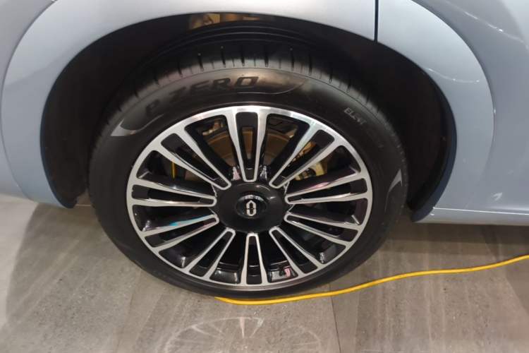 Used Hima AITO M7 2024 1.5T Intelligent Driving Rear-Drive Ultra Version 6 Seats Right Rear Wheel Hub