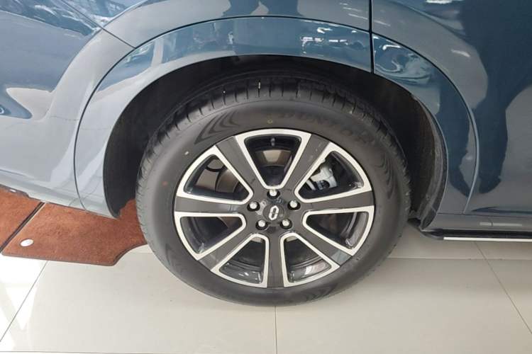Used Hima AITO M7 2024 1.5T Intelligent Driving Rear-Drive Ultra Version 6 Seats Right Rear Wheel Hub