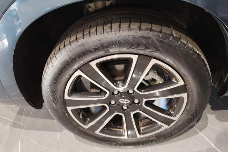Used Hima AITO M7 2024 1.5T Intelligent Driving Rear-Drive Pro Version 5 Seats Right Rear Wheel Hub
