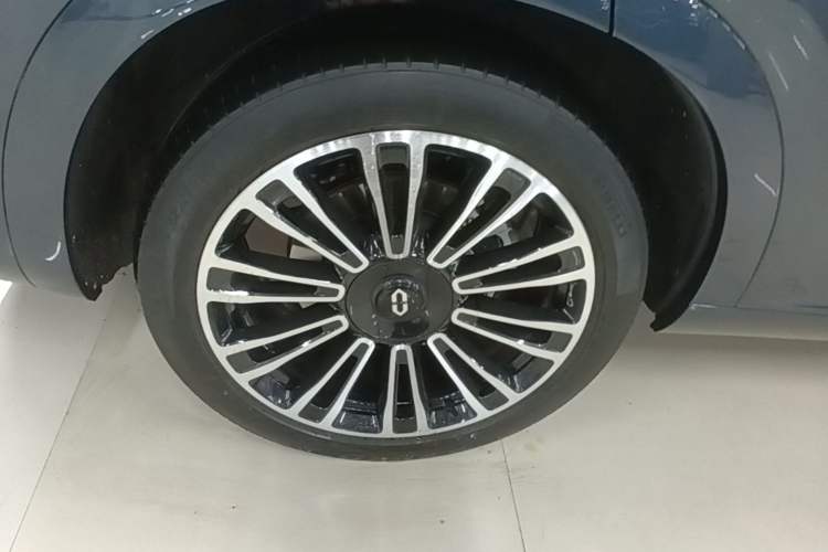 Used Hima AITO M7 2024 1.5T Intelligent Driving 4WD Ultra Version 6 Seats Right Rear Wheel Hub