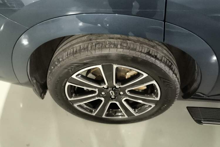 Used Hima AITO M7 2024 1.5T Intelligent Drive Rear-Drive Ultra Version 5 Seats Right Rear Wheel Hub