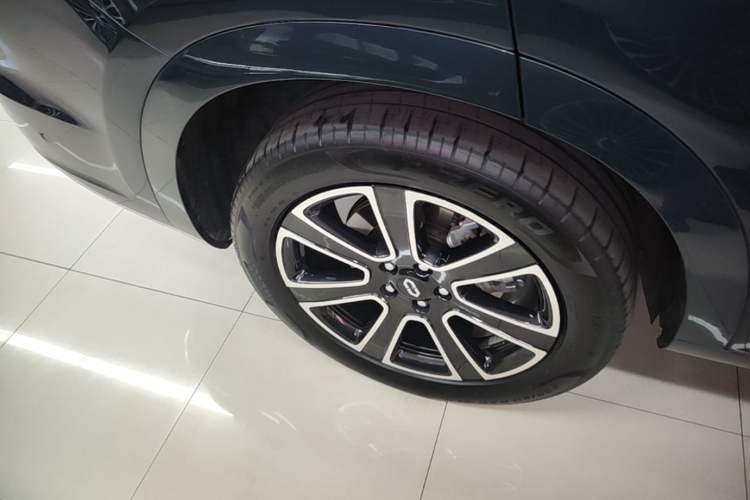 Used Hima AITO M7 2024 1.5T Intelligent Drive Rear-Drive Ultra Version 5 Seats Right Rear Wheel Hub