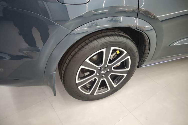 Used Hima AITO M7 2024 1.5T Intelligent Drive Rear-Drive Ultra Version 5 Seats Right Rear Wheel Hub