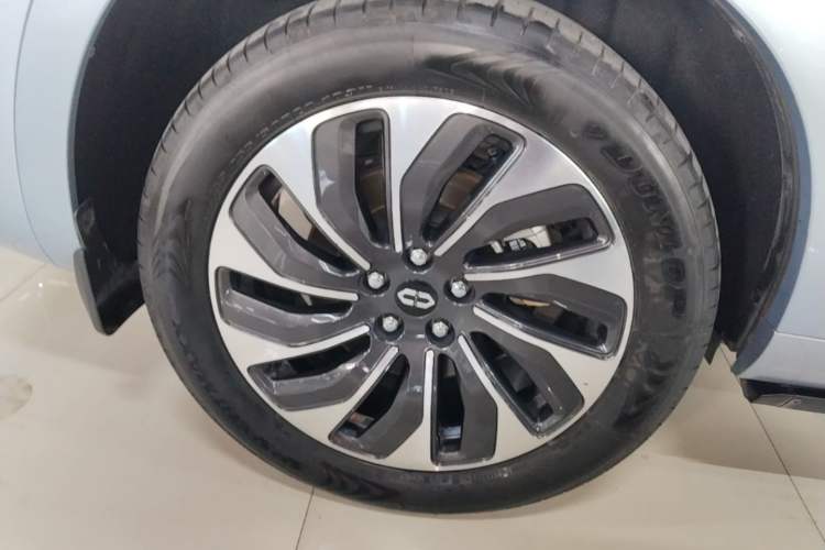 Used Hima AITO M7 2024 1.5T Rear-Drive Plus Version 5 Seats Right Rear Wheel Hub