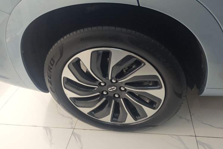 Used Hima AITO M7 2024 1.5T Intelligent Driving Rear-Drive Max Edition 5 Seats Right Rear Wheel Hub