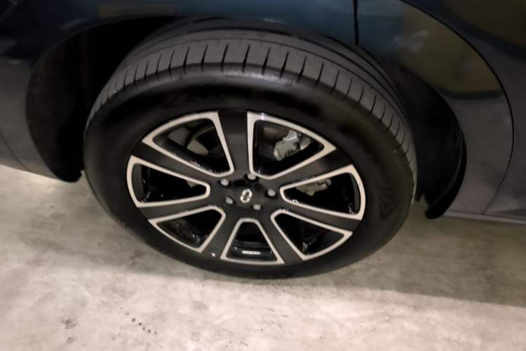 Used Hima AITO M7 2024 1.5T Intelligent Drive Rear-Drive Ultra Version 5 Seats Right Rear Wheel Hub