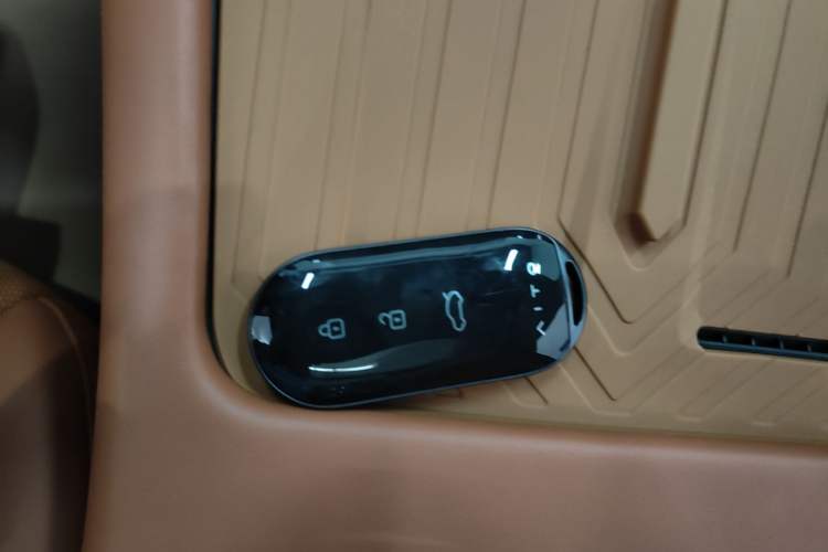 Used Hima AITO M7 2024 1.5T Intelligent Driving Rear-Drive Ultra Version 6 Seats Vehicle Key