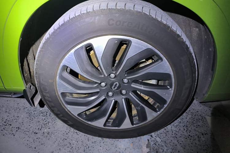 Used Hima AITO M7 2024 1.5T Rear-Drive Plus Version 5 Seats Right Front Wheel Hub