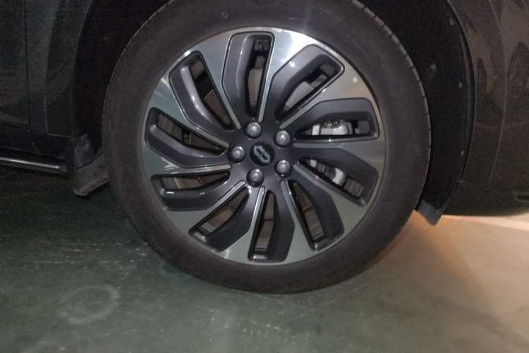 Used Hima AITO M7 2024 1.5T Rear-Drive Plus Version 5 Seats Right Front Wheel Hub