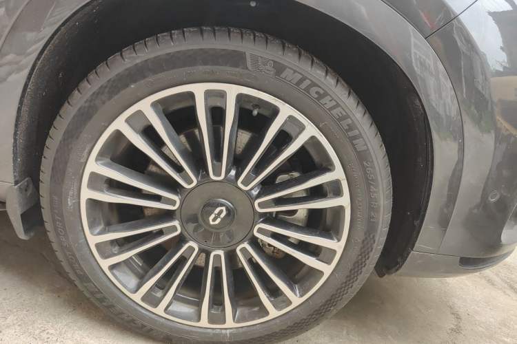 Used Hima AITO M7 2024 1.5T Rear-Drive Plus Version 5 Seats Right Front Wheel Hub