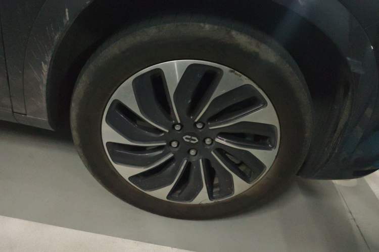 Used Hima AITO M7 2024 1.5T Rear-Drive Plus Version 5 Seats Right Front Wheel Hub