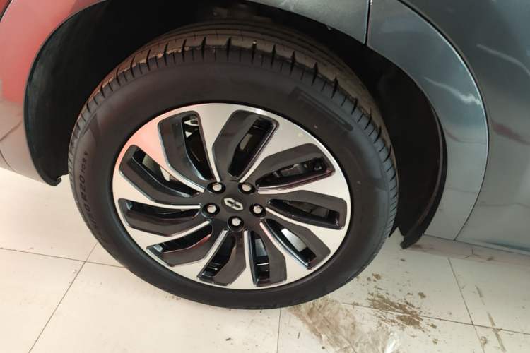 Used Hima AITO M7 2024 1.5T Intelligent Driving Rear-Drive Max Edition 5 Seats Right Rear Wheel Hub