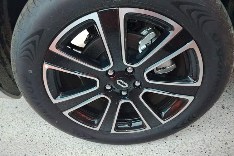 Used Hima AITO M7 2024 1.5T Intelligent Drive Rear-Drive Ultra Version 5 Seats Right Rear Wheel Hub