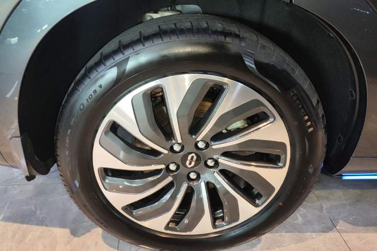 Used Hima AITO M7 2024 1.5T Intelligent Driving Rear-Drive Max Edition 5 Seats Right Rear Wheel Hub