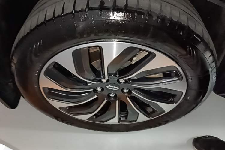 Used Hima AITO M7 2024 1.5T Rear-Drive Plus Version 5 Seats Right Rear Wheel Hub