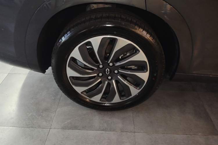 Used Hima AITO M7 2024 1.5T Rear-Drive Plus Version 5 Seats Right Rear Wheel Hub